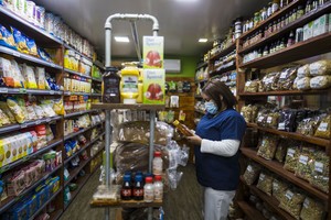 (210820) -- BUENOS AIRES, 20 agosto, 2021 (Xinhua) -- Una mujer observa un frasco de miel en un local de venta de alimentos, en la ciudad de Buenos Aires, Argentina, el 20 de agosto de 2021. (Xinhua/Martín Zabala) (mz) (rtg) (ra) (vf)