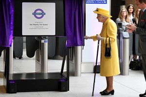 Britain’s Queen Elizabeth unveils a plaque to mark the completion of the Elizabeth Line at Paddington Station in London, Britain, May 17, 2022. RUTERS/Toby Melville