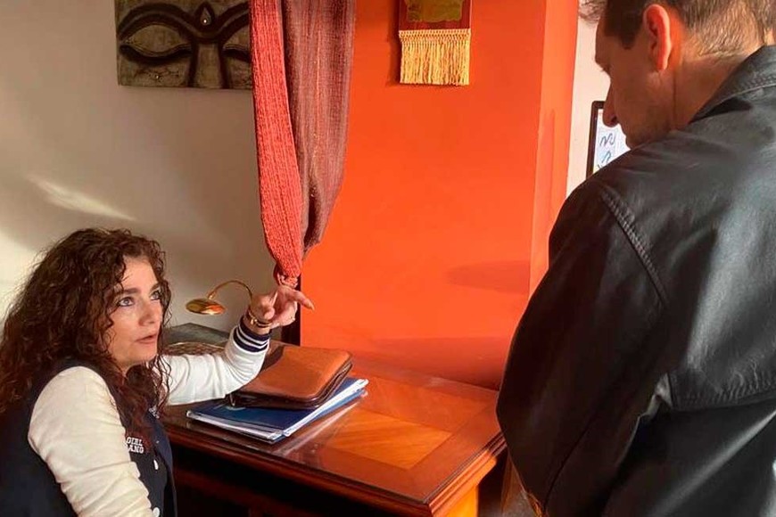 Estafas con un brazo robótico que falsifica firmas