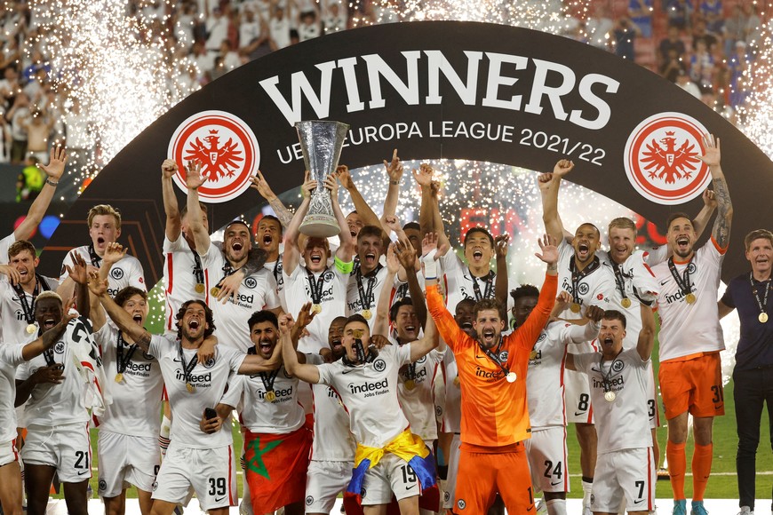 Soccer Football - Europa League - Final - Eintracht Frankfurt v Rangers - Ramon Sanchez Pizjuan, Seville, Spain - May 19, 2022
Eintracht Frankfurt's Sebastian Rode lifts the trophy as he celebrates with teammates after winning the Europa League REUTERS/Susana Vera     TPX IMAGES OF THE DAY