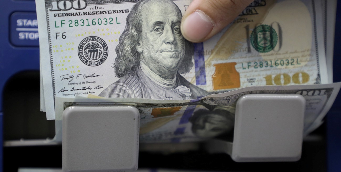 Segunda jornada que el dólar "blue" opera a la baja: a cuánto se vende este martes