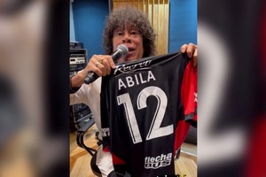 "La Mona" Jiménez con su camiseta de Colón. Foto: Captura de video