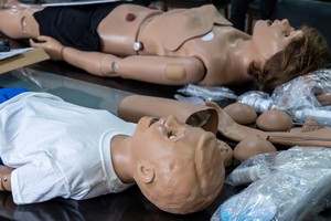 Fueron entregados dos fantomas pediátricos y dos adultos para la práctica de maniobras de RCP, prácticas de cuidado y situaciones críticas. Crédito: UNL.