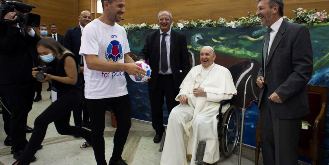 El papa Francisco bendijo la pelota para el Partido por la Paz Mundial