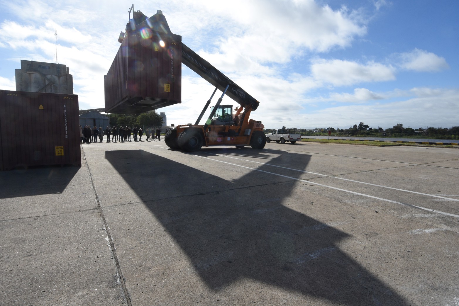 Los costos de logística se reducirían en un 40 por ciento. Después de 9 viajes efectuados de acuerdo al cronograma del remolcador Papu Viento y la barcaza Bagual con destino a La Plata y de allí a Santos (Brasil) y puertos de Asia, la terminal de barcazas del puerto de Santa Fe presentó su oferta a la Región Centro y anunció la próxima gestión de nuevos destinos para vincular el muelle santafesino con Europa, Estados Unidos y África. Foto Mauricio Garín