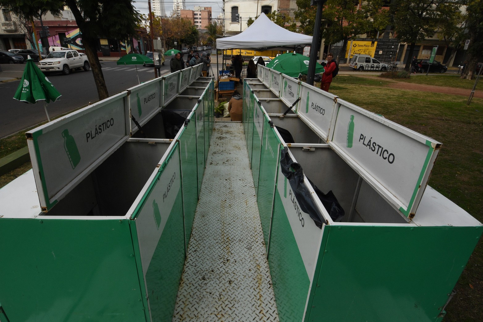 Los ecopuntos y sus resultados. Entre marzo, abril y los primeros días de mayo se reunieron más de 60000 kilos de material reciclable en los dispositivos que colocó el municipio en cinco puntos en la ciudad. Entre lo recuperado se destacan plásticos, papeles, cartón, vidrio, así como también aparatos eléctricos y electrónicos en desuso. Foto: Mauricio Garín
