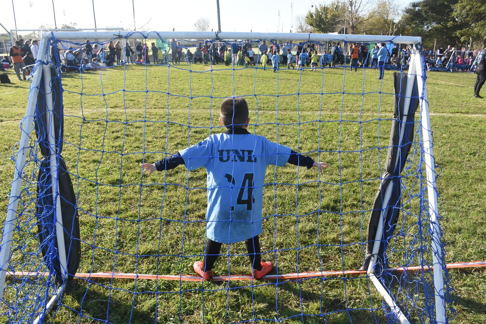 Tirón de orejas para padres y madres. Fueron suspendidas hasta nuevo aviso las fechas del fútbol infantil y las divisiones inferiores de la Liga Santafesina de Fútbol. Las reiteradas conductas inapropiadas de algunos padres y madres con los árbitros y los propios jugadores, llevaron a parar la pelota y replantear el derecho de admisión a las canchas. Foto: Guillermo Di Salvatore