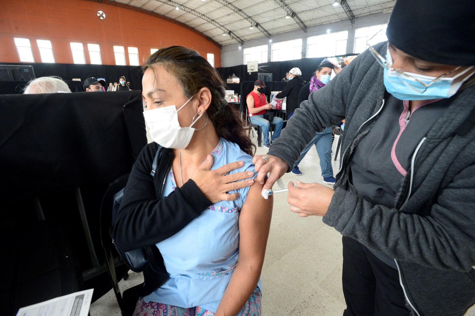 Se liberó el segundo refuerzo para los mayores de 18 años. El Ministerio de Salud informó que los centros de vacunación de la provincia están esperando a los mayores de 18 años que quieran colocarse la cuarta dosis de la vacuna contra el Covid 19. 