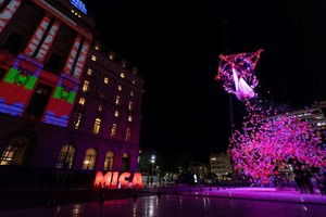 Mica 2022: El espectáculo realizado por la compañía UOW cerró la primera jornada, tras la inauguración formal del encuentro.