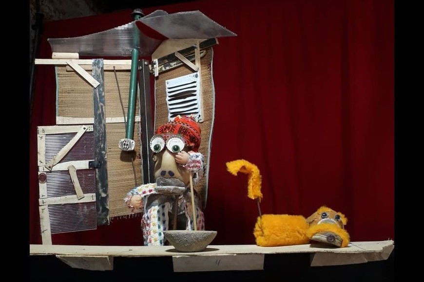 La Gorda Azul propone una historia fantástica dentro de un mundo de chatarras.