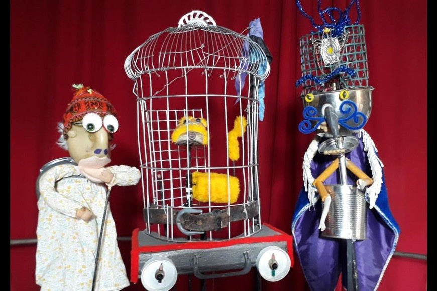 Este espectáculo es el trabajo que la Gorda Azul realizó durante la pandemia, con el humor y estilo que lo caracteriza, esta vez utilizando materiales reciclados y transformándolos.