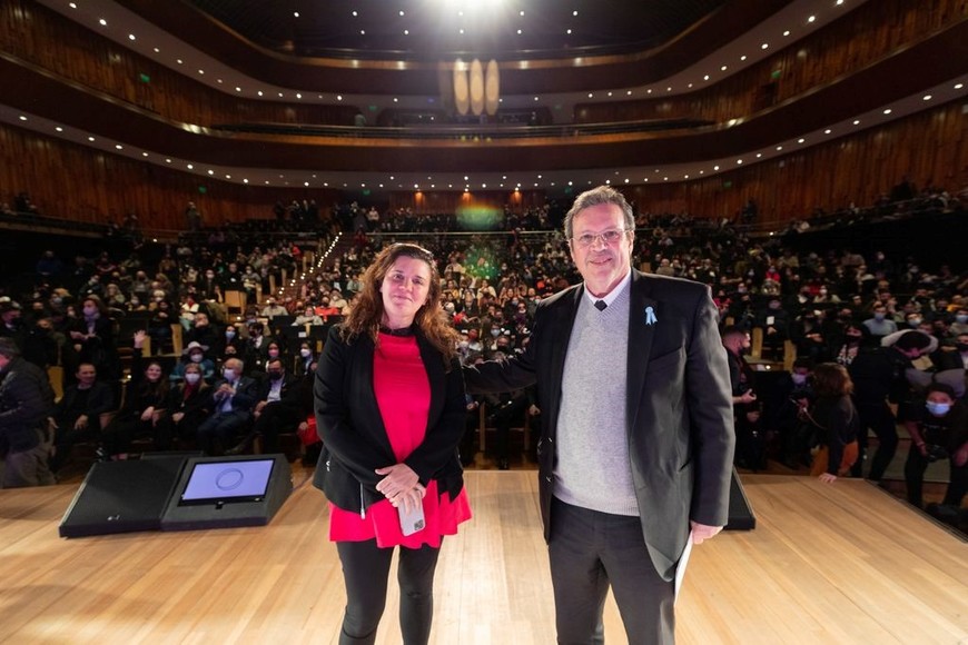 Mica 2022: La secretaria de Desarrollo Cultural, Lucrecia Cardoso, y el ministro de Cultura Tristán Bauer, frente a los invitados del acto inaugural, realizado en el Auditorio Nacional (la Ballena Azul).