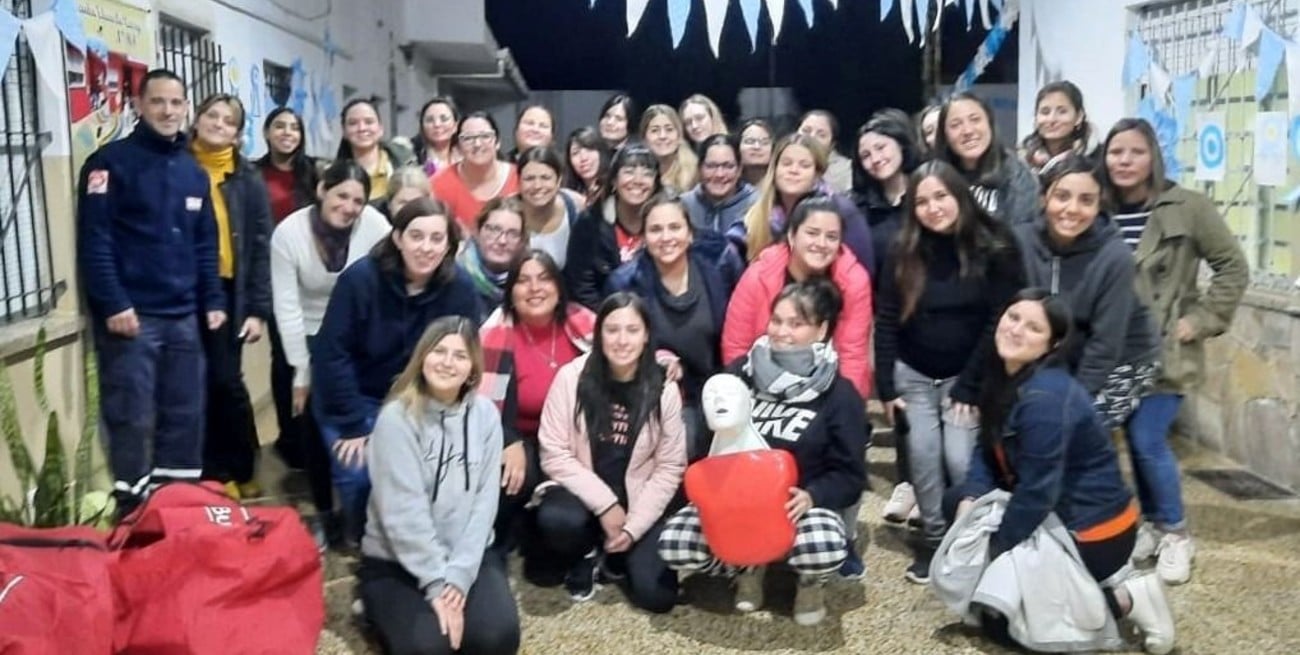Estudiantes de primer año de enfermería trabajando en técnicas de RCP en Venado Tuerto. Foto: Gentileza