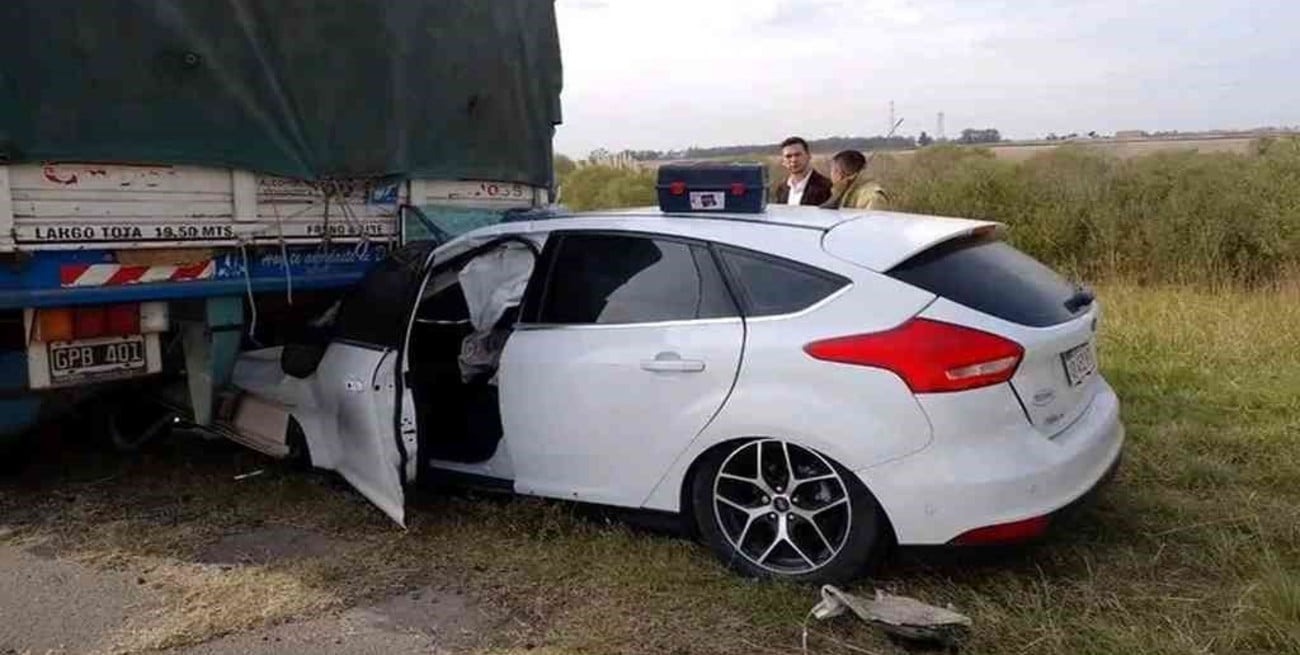 Otro fuerte accidente en la Autopista Rosario-Santa Fe: un auto impactó contra un camión

