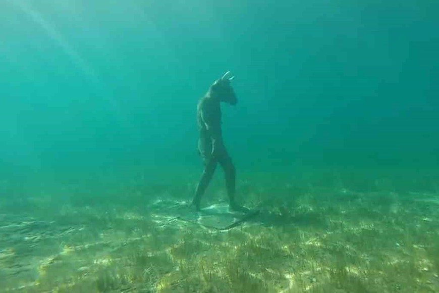 Apareció la escultura de un minotauro en el fondo del lago Mari Menuco.