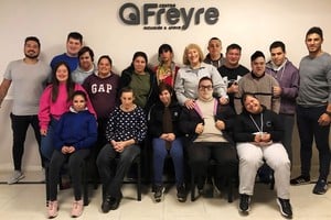 Los protagonistas de esta historia: los concurrentes del Centro de Día Freyre que realizaron las películas “Espadas malditas” y “Hans, el errante”, con la profesora Marisa Oroño.