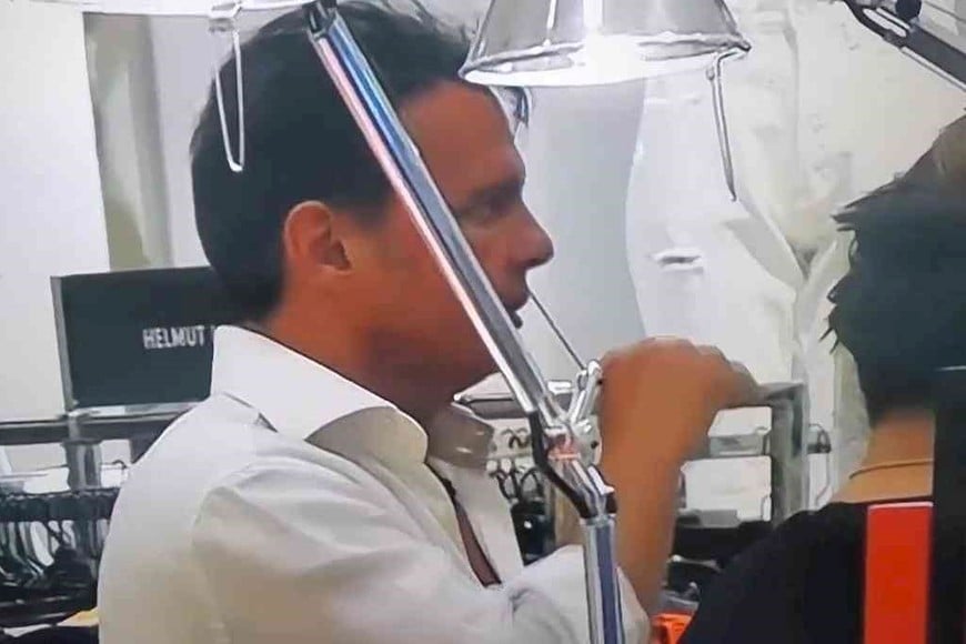 En las imágenes se puede ver al cantante con un renovado look.