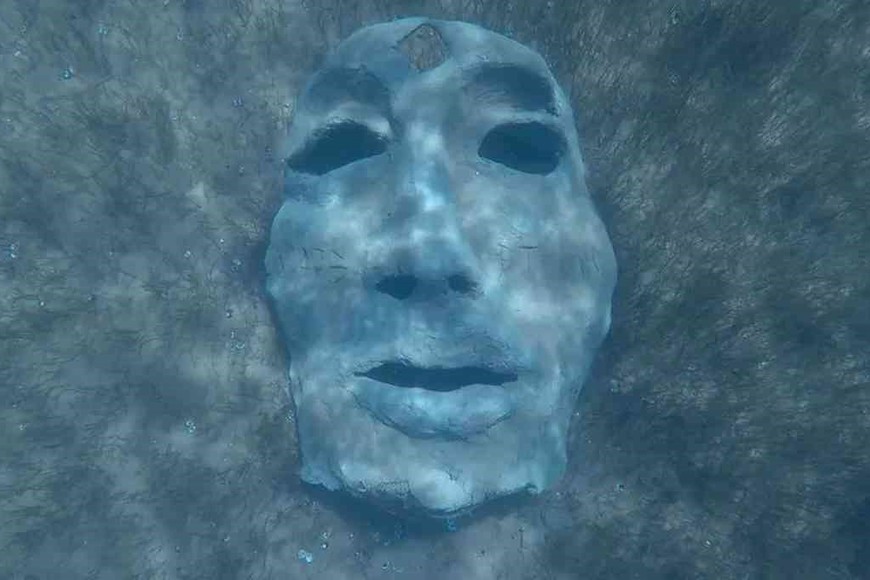 También se encontró una mascara en el fondo del lago Mari Menuco.