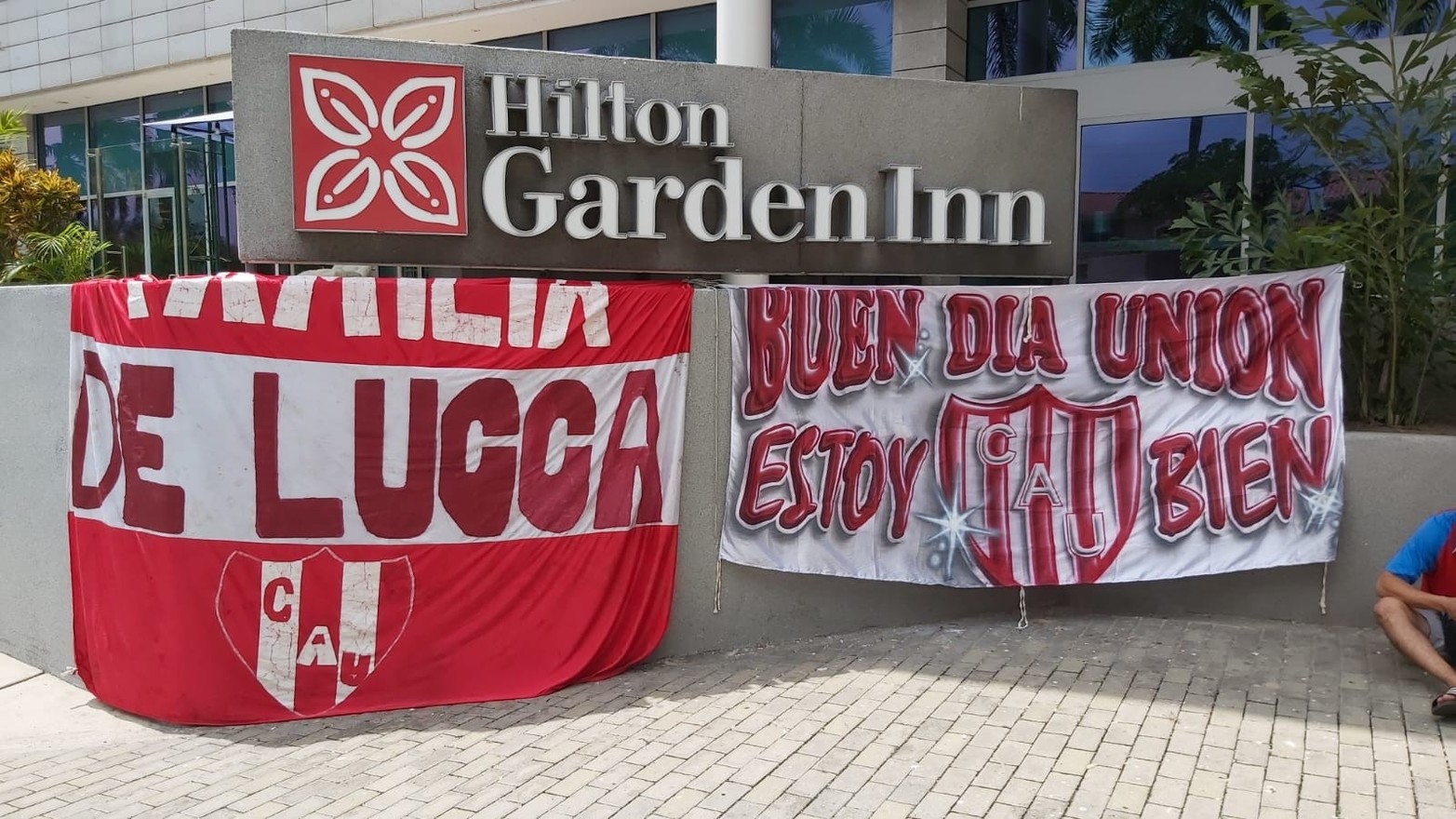 Un buen número de hinchas tatengues se hicieron presentes en el hotel en el que se aloja el plantel de Unión, el Garden Inn de Barranquilla. Foto: Juan Víttori
