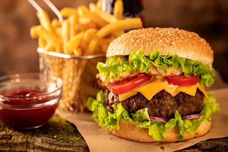 Si tuviéramos que escoger uno de los platos más conocidos internacionalmente probablemente sería la hamburguesa. Crédito: Gentileza