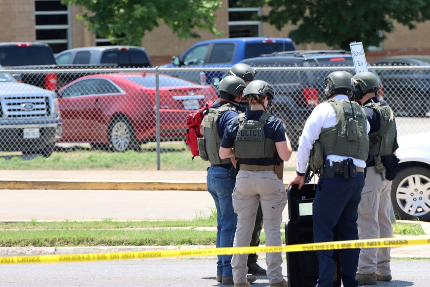 Law enforcement work during a mass shooting at Robb Elementary School where a gunman killed nineteen children and two adults in Uvalde, Texas, U.S. May 24, 2022. Picture taken May 24, 2022.  Pete Luna/Uvalde Leader-News/Handout via REUTERS 
THIS IMAGE HAS BEEN SUPPLIED BY A THIRD PARTY. NO RESALES. NO ARCHIVES. MANDATORY CREDIT