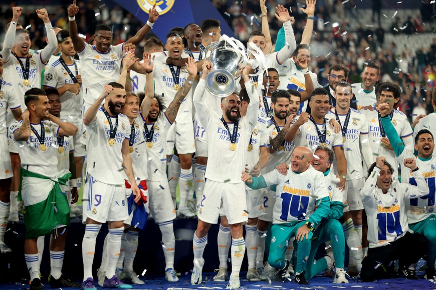 Soccer Football - Champions League Final - Liverpool v Real Madrid - Stade de France, Saint-Denis near Paris, France - May 28, 2022
Real Madrid's Dani Carvajal celebrates winning the champions league with the trophy and teammates REUTERS/Molly Darlington