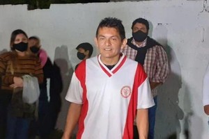 El Pulga de rojo y blanco. La vuelta del ídolo sabalero, cuando fue reconocido en su pueblo y en su viejo club: "Unión Simoca". En ese momento, en sus inicios, era PR9 y marcó 12 goles una tarde de Liga "B" en el norte. Luego fue PR7 en Atlético Tucumán y se consagró como PR10 en Colón Campeón.
Foto: Gentileza Unión Simoca