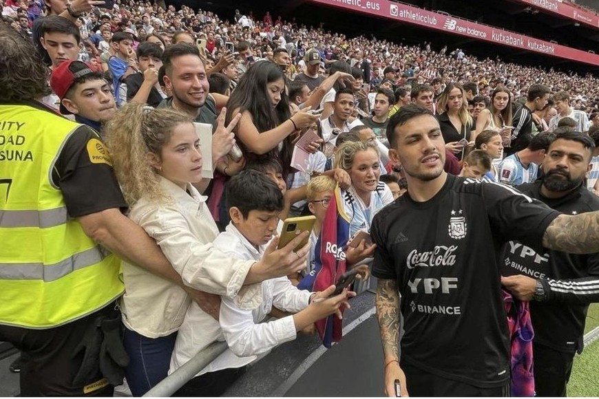 Para muestra... Leandro Paredes se acercó a una de las tribunas del San Mamés para sacarse una fotos con la gente, que se "enloqueció" con Messi y compañía.