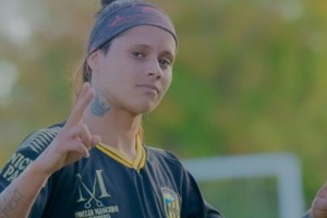 Melani Hornes de Souza. La uruguaya que rompe las redes en El Pozo. Está llamada a ser una de las mejores 9 del torneo liguista. Hoy, instalada en Santa Fe, agradece el trato de la gente y busca cerrar con los papeles que le otorguen su nuevo lugar de residencia.