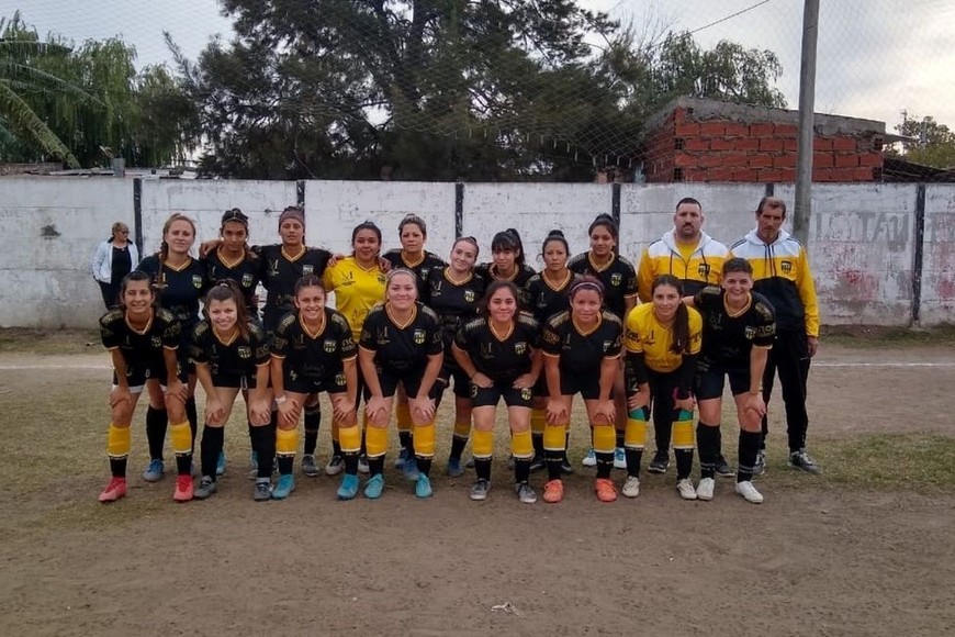 Hay equipo. El fútbol femenino de El Pozo ya es cosa seria. Al muy buen plantel se sumó la uruguaya Melani Hornes de Souza. La delantera llegó hace poco tiempo y ya se transformó en figura.