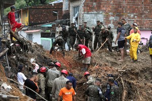 Firefighters, volunteers and army officers work on the site where a house collapsed due to a landslide caused by heavy rains at Jardim Monte Verde, in Ibura neighbourhood, in Recife, Brazil, May 29, 2022. REUTERS/Diego Nigro. NO RESALES. NO ARCHIVES
