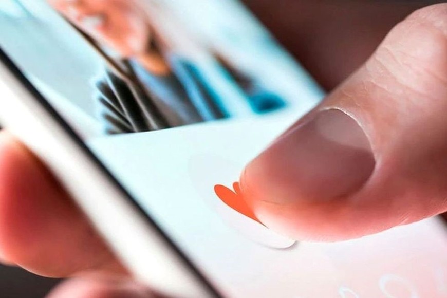 ¿En qué consisten las operaciones concretas que se fuerzan al vivir en el ambiente cuya clave son las pantallas? se pregunta el autor.