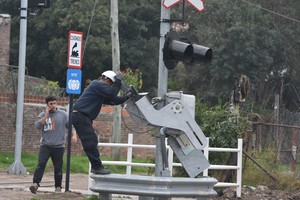 La empresa ferroviaria tiene como objetivo para que el 2022 termine con siete barreras automáticas funcionando. Foto: El Litoral/Guillermo Di Salvatore