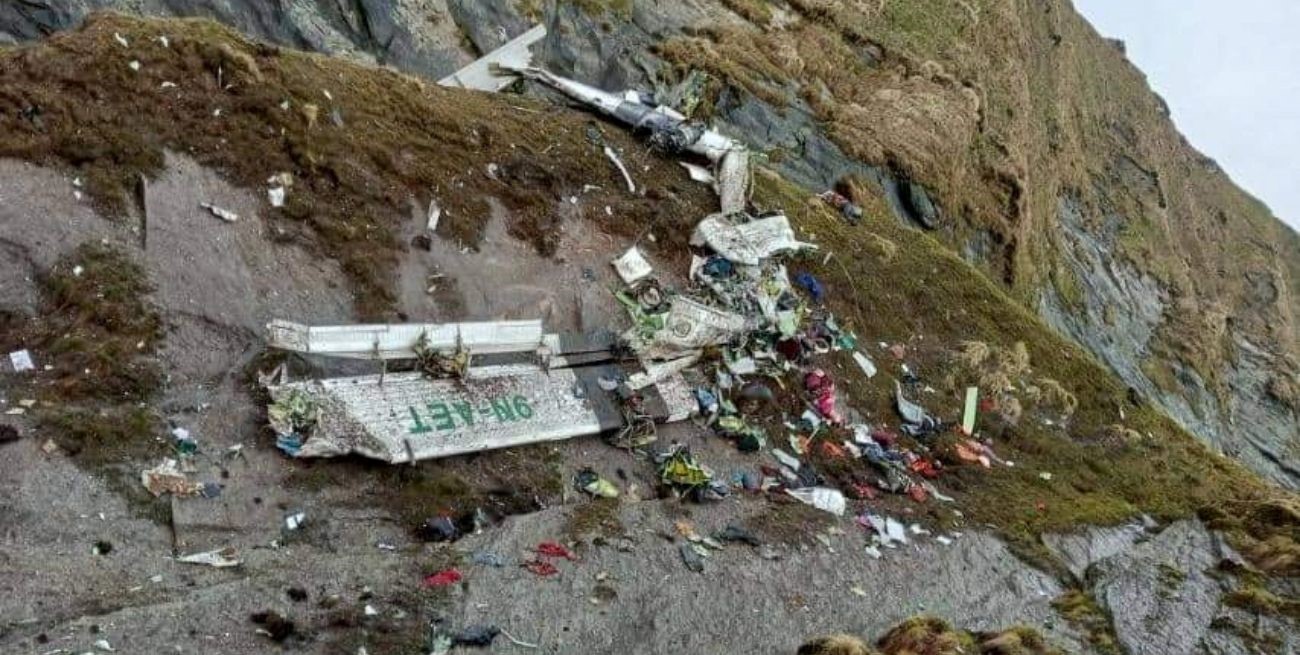 Hallaron restos del avión perdido en Nepal y 21 cadáveres