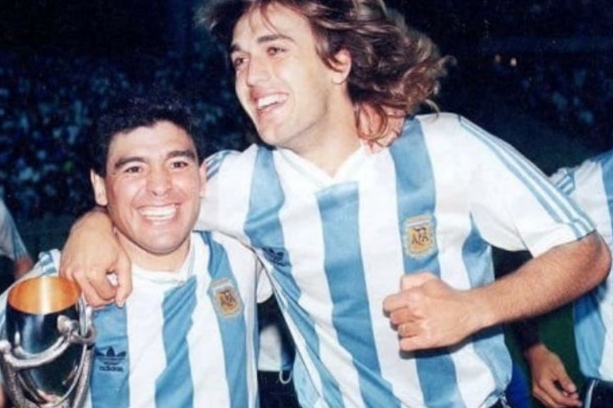 Maradona en la celebración junto a Batistuta. Crédito: Gentileza