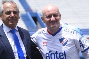 Con la camiseta puesta. El popular "Pelado" (cariñosamente) Pablo Repetto junto al presidente de Nacional, José Fuentes, el día de su presentación como entrenador del "Bolso" en diciembre del año pasado. Pensar que pudo ser técnico de Unión antes de Munúa y ahora lo enfrentará en la Sudamericana. Crédito: Gentileza Nacional de Montevideo