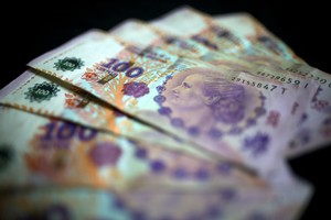 FILE PHOTO: FILE PHOTO: Argentine one hundred peso bills are displayed in this picture illustration taken September 3, 2019. REUTERS/Agustin Marcarian/Illustration/File Photo/File Photo  pesos billetes