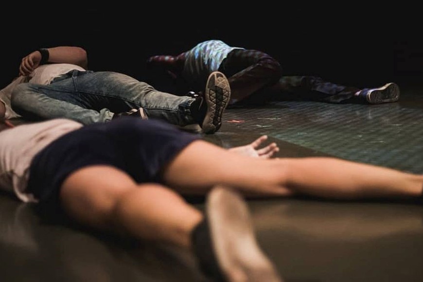 La foto de Jorge Cárdenas, primer herido en la represión de diciembre de 2001, captada por Gonzalo Martínez la madrugada del día 20 funcionó como punto de partida.  Gentileza producción