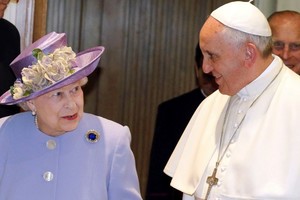 Isabel II junto al Papa Francisco. Crédito: AFP