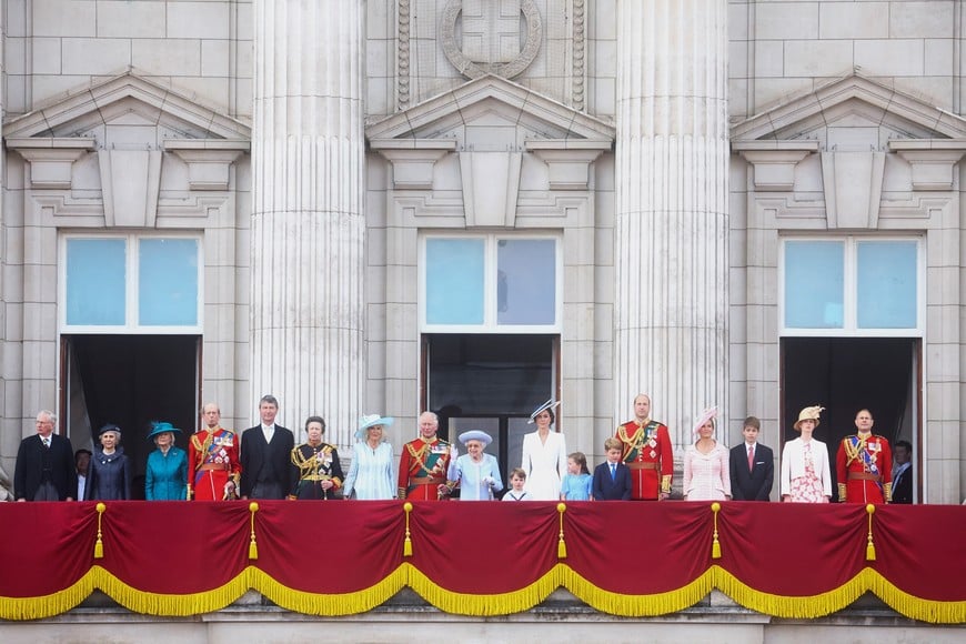 Britain's Queen Elizabeth, Anne, Princess Royal, Prince Charles, Camilla, Duchess of Cornwall, Prince William, Catherine, Duchess of Cambridge, Princess Charlotte, Prince George and Prince Louis along with other members of the British royal family, appear on the balcony of Buckingham Palace as part of Trooping the Colour parade during the Queen's Platinum Jubilee celebrations in London, Britain, June 2, 2022. REUTERS/Hannah McKay
