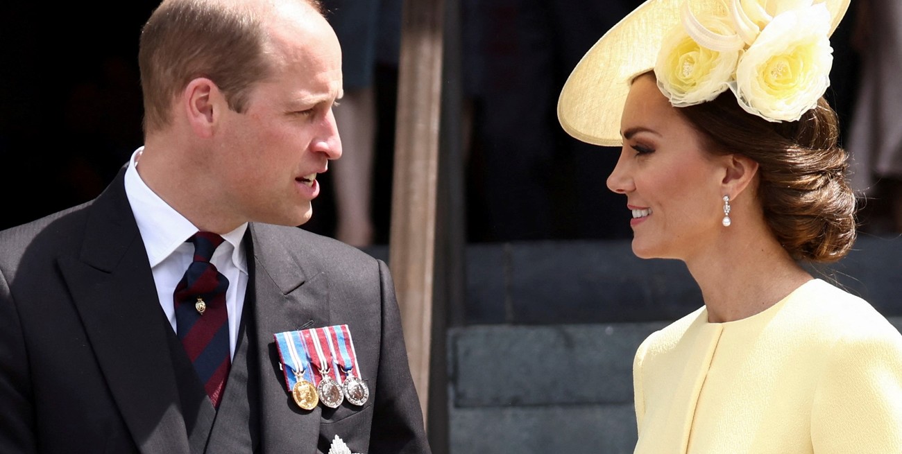 El príncipe Guillermo y Catalina de Gran Bretaña, duquesa de Cambridge, salen después de asistir al Servicio Nacional de Acción de Gracias celebrado en la Catedral de San Pablo durante las celebraciones del Jubileo de Platino de la Reina en Londres, Gran Bretaña, el 3 de junio de 2022. Foto: Reuters