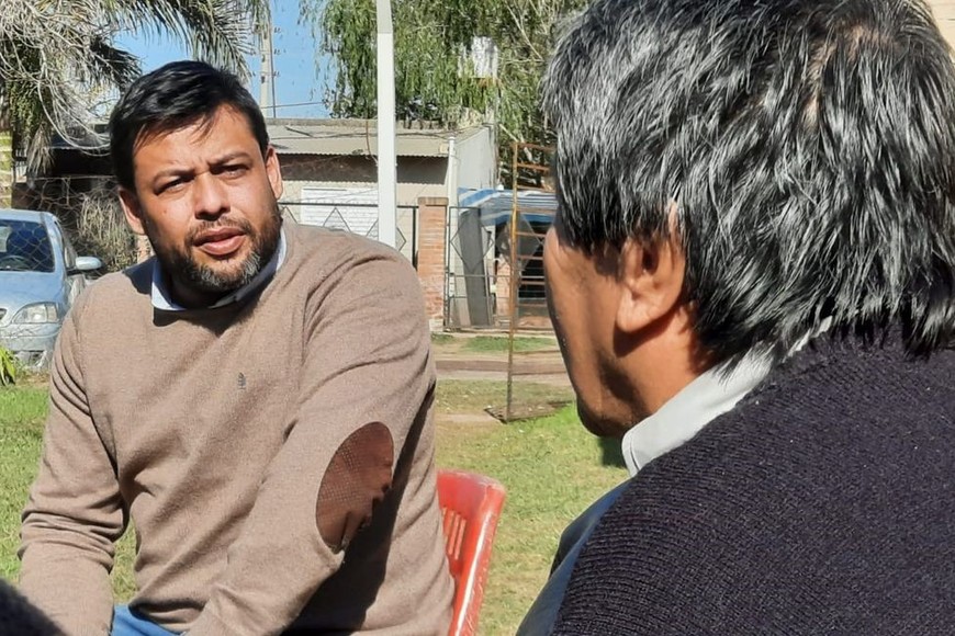 El concejal recorre barrios y conversa con los vecinos. / Gentileza