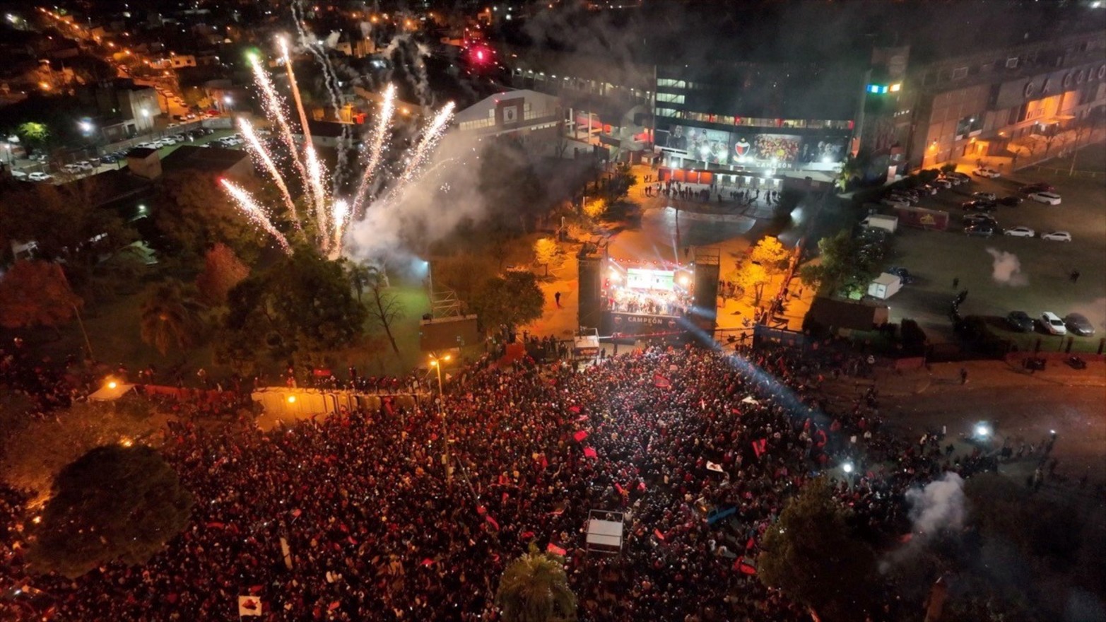 Colón festejó su título. Desde el aire, los fuegos artificiales le pusieron color a la noche.