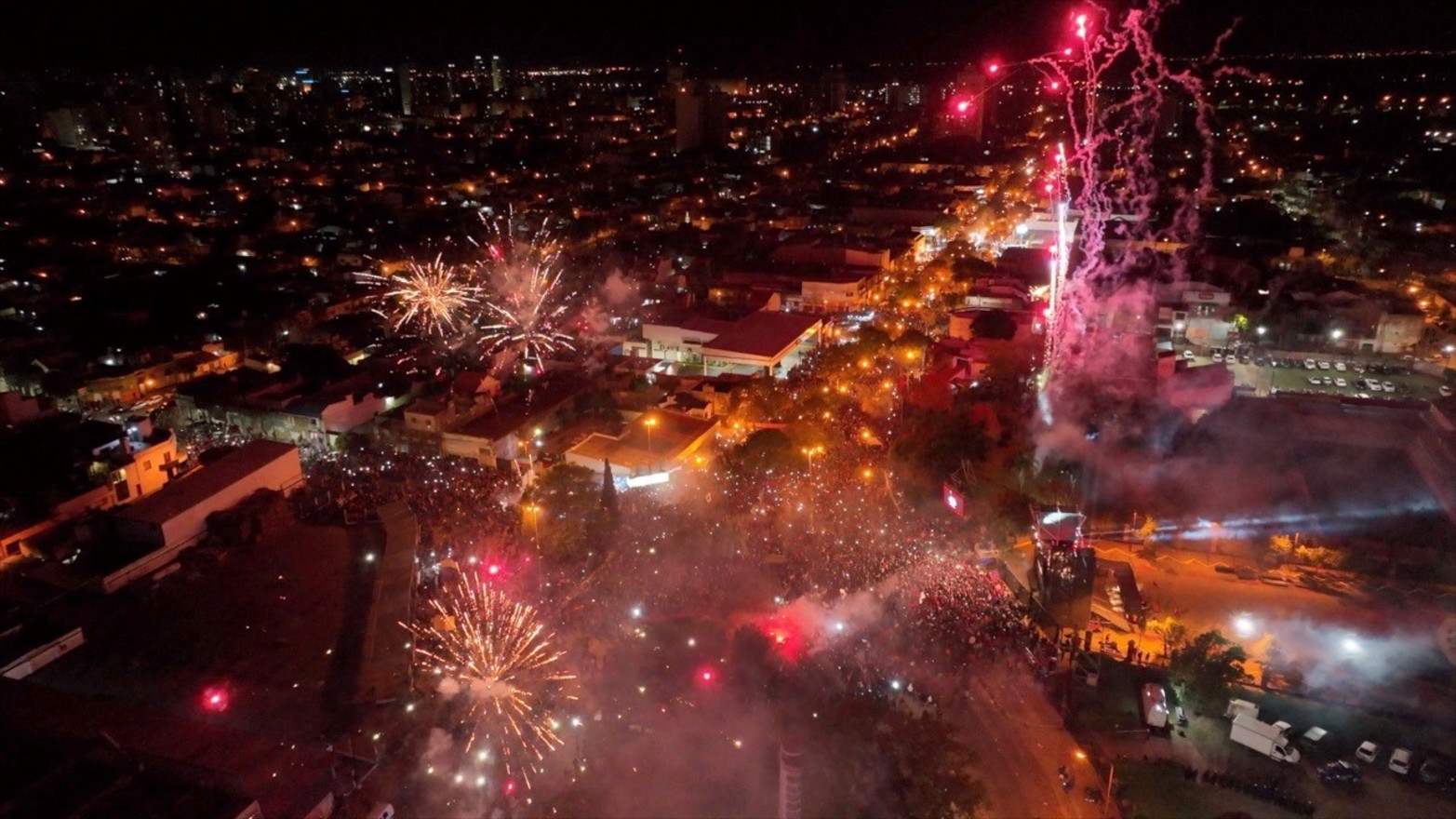 Colón festejó su título. Desde el aire, los fuegos artificiales le pusieron color a la noche.