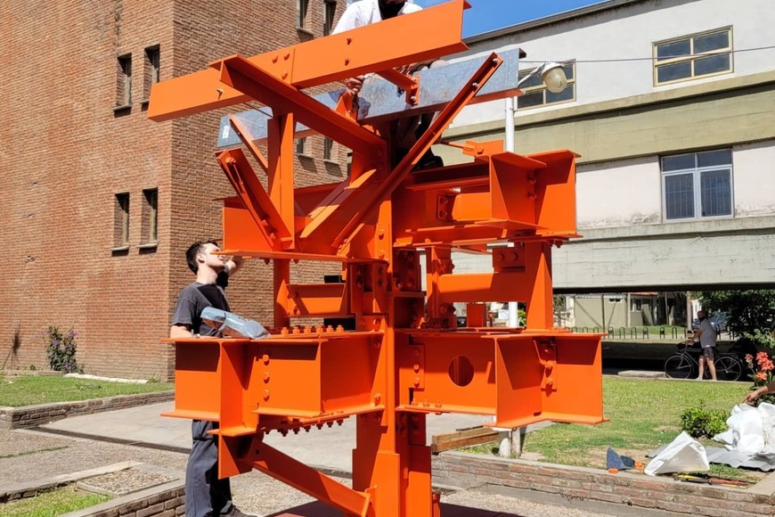 La escultura adorna el patio de la UTN pero, fundamentalmente, sirve a propósitos educativos. / Gentileza