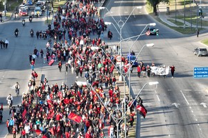 Los hinchas de Colón marcharán por avenida Alem. Crédito: Fernando Nicola