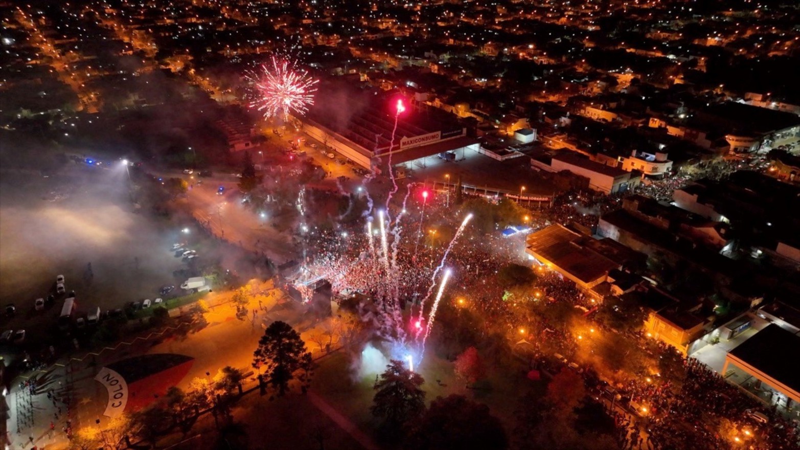 Colón festejó su título. Desde el aire, los fuegos artificiales le pusieron color a la noche.