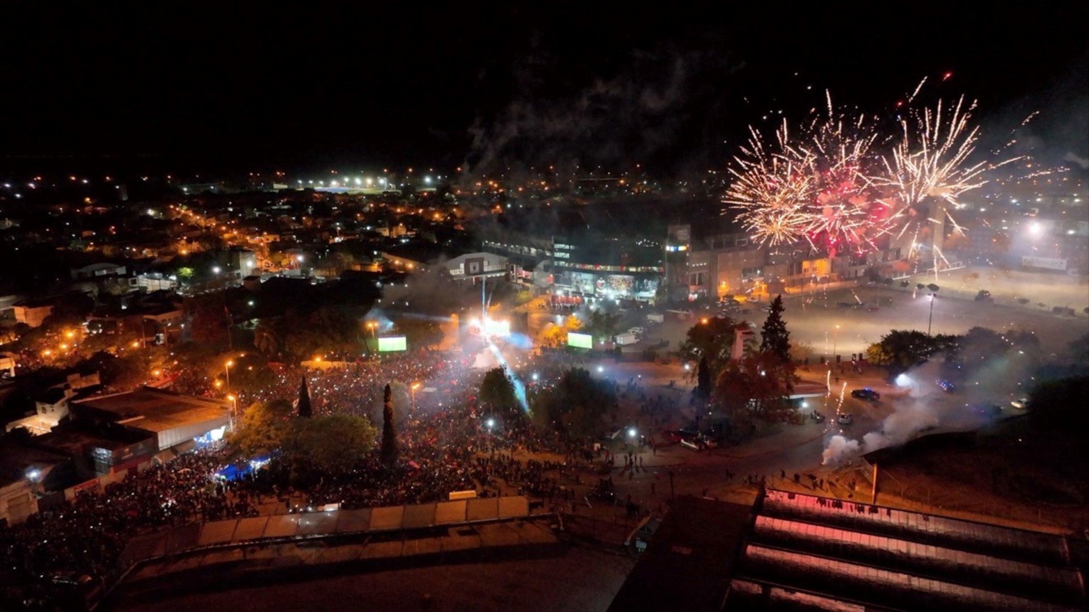Colón festejó su título. Desde el aire, los fuegos artificiales le pusieron color a la noche.