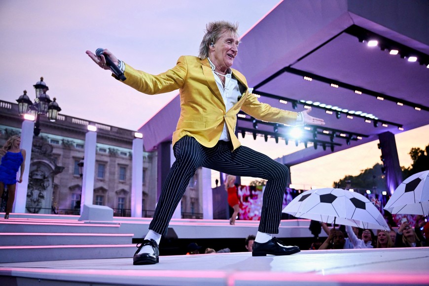 Sir Rod Stewart performs onstage during Queen Elizabeth's Platinum Party at the Palace in front of Buckingham Palace, in London, Britain, June 4, 2022.  Jeff J Mitchell/Pool via REUTERS     TPX IMAGES OF THE DAY