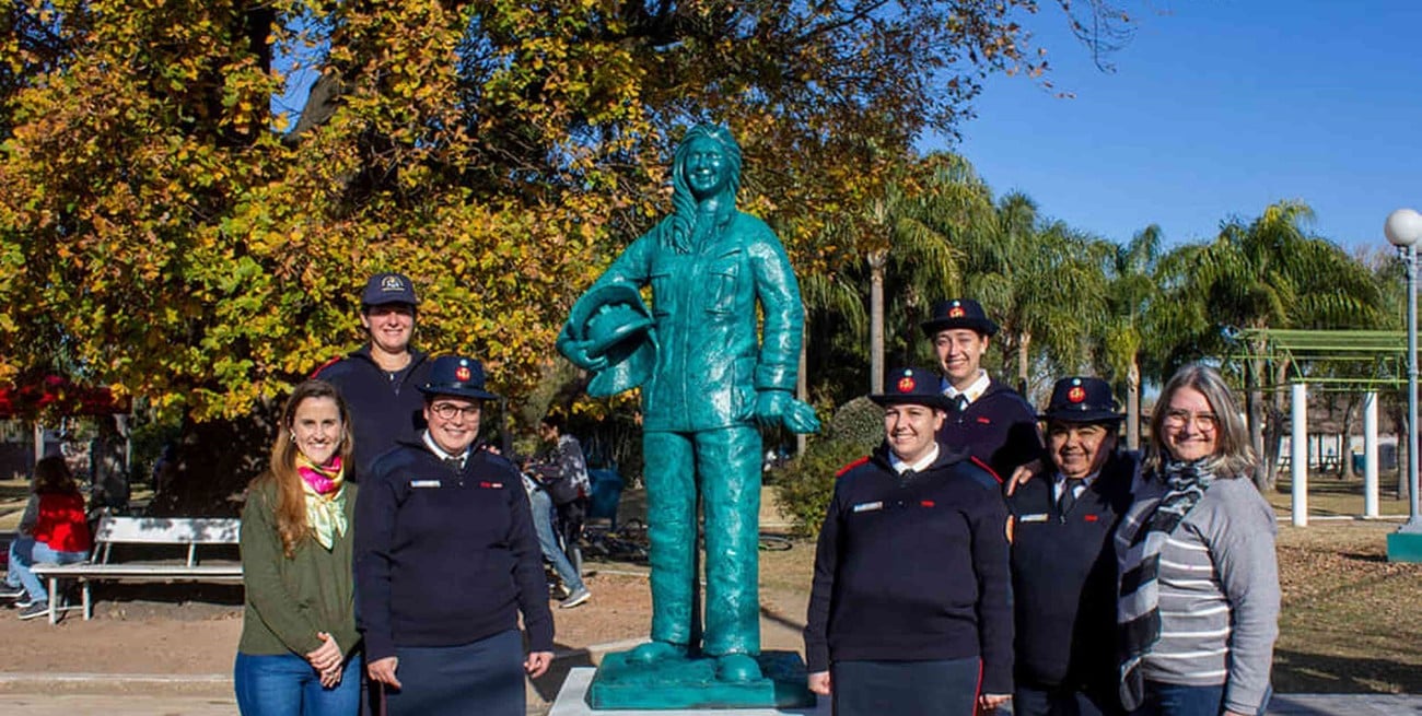 Inauguraron el primer monumento de bomberos representando por una figura femenina